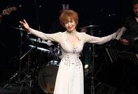 　デビュー５５周年記念バースデーライブで熱唱する小柳ルミ子