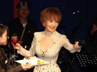 　バースデーケーキを喜ぶ小柳ルミ子