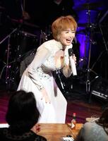 　デビュー５５周年記念バースデーライブで熱唱する小柳ルミ子