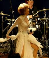 　デビュー５５周年記念バースデーライブで熱唱する小柳ルミ子