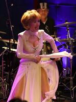 　デビュー５５周年記念バースデーライブで熱唱する小柳ルミ子