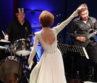 　デビュー５５周年記念バースデーライブで熱唱する小柳ルミ子