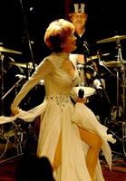 　デビュー５５周年記念バースデーライブで熱唱する小柳ルミ子