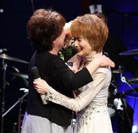 　川中美幸から花束を受け取り喜ぶ小柳ルミ子