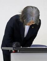 　記者会見で頭を下げる静岡県伊東市の田久保真紀市長（共同）