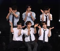 　熱いパフォーマンスを見せるＴＷＳのメンバー（撮影・園田高夫）