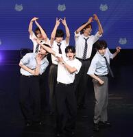 　熱いパフォーマンスを見せるＴＷＳのメンバー（撮影・園田高夫）