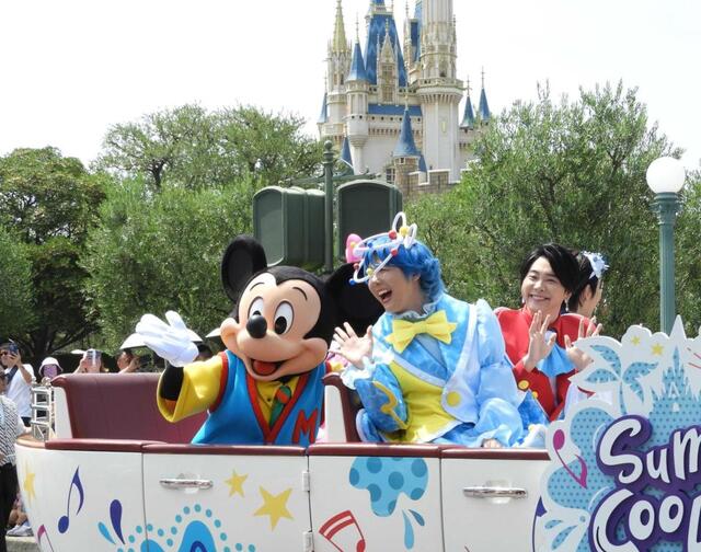 ミセスがディズニーランドにサプライズ登場 ミッキー＆ミニーと「ご
