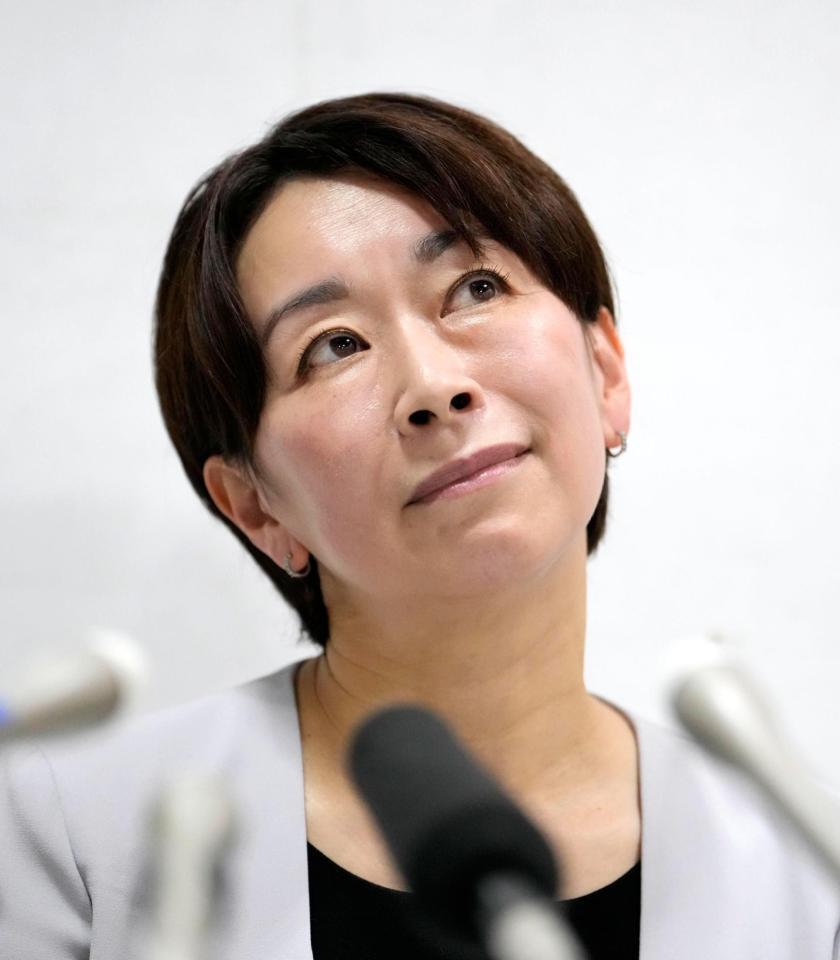 　記者会見する山尾志桜里元衆院議員