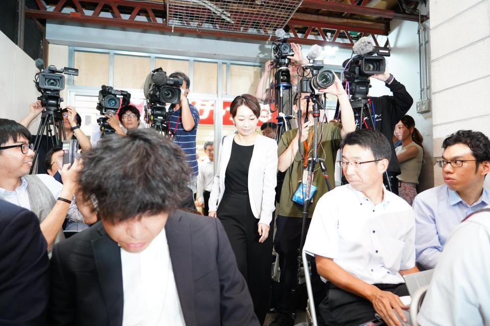 　報道陣が多くかけつけた会見場に登場する山尾志桜里氏（中央）＝撮影・高石航平