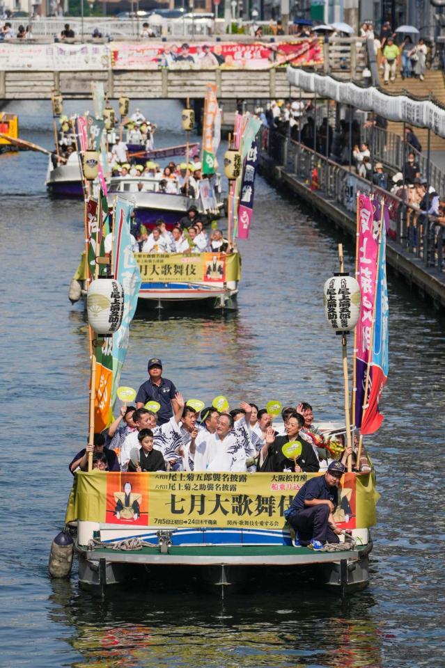 　「七月大歌舞伎」をＰＲする夏の風物詩「船乗り込み」