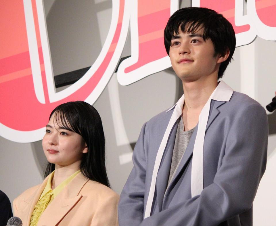 　舞台あいさつに登壇した山田杏奈（左）と鈴鹿央士