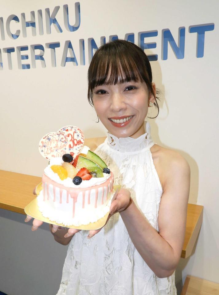 　３６歳を迎えてバースデーケーキを手にする杜このみ