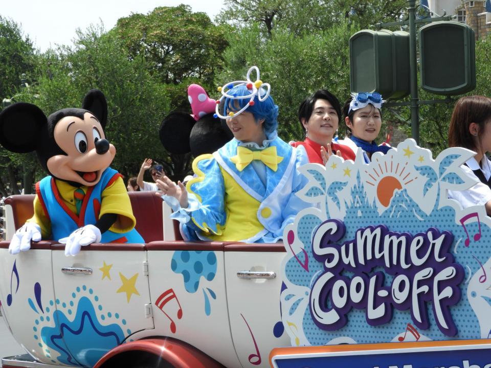 　ミッキーとともにオープンカーから手を振るＭｒｓ．　ＧＲＥＥＮ　ＡＰＰＬＥの（左から）藤澤涼架、大森元貴、若井滉斗