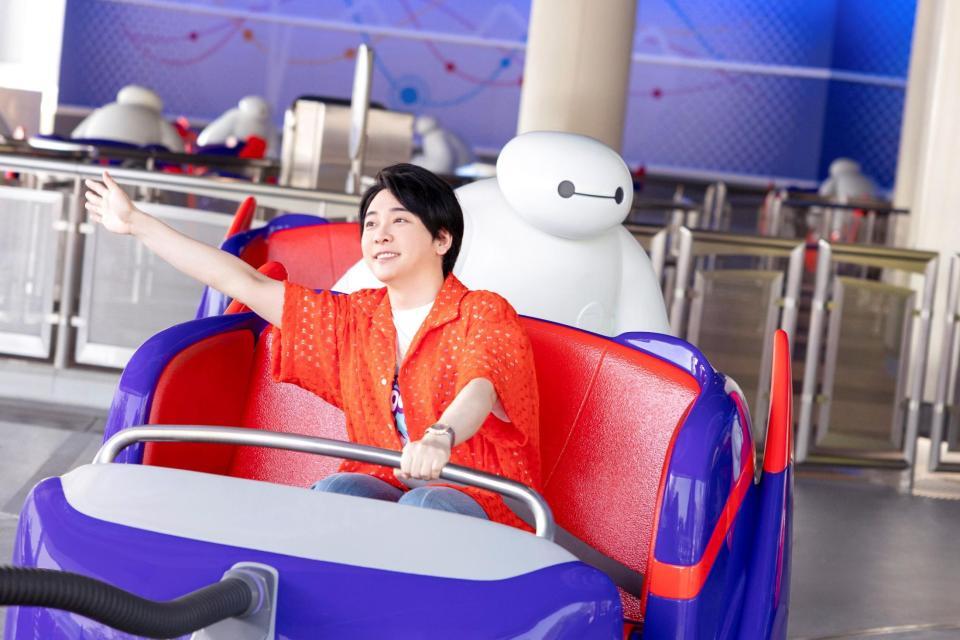 　ベイマックスのハッピーライドを体験したＭｒｓ．　ＧＲＥＥＮ　ＡＰＰＬＥの大森元貴　©Ｄｉｓｎｅｙ