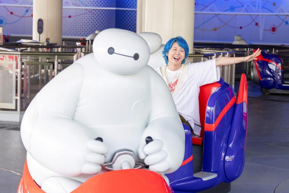 　ベイマックスのハッピーライドを体験したＭｒｓ．　ＧＲＥＥＮ　ＡＰＰＬＥの藤澤涼架　©Ｄｉｓｎｅｙ