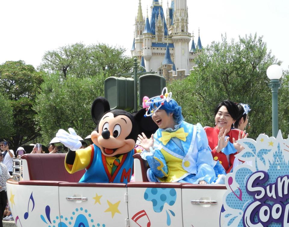 　ミッキーマウスと手を振るＭｒｓ．　ＧＲＥＥＮ　ＡＰＰＬＥの（左から）藤澤涼架、大森元貴、若井滉斗