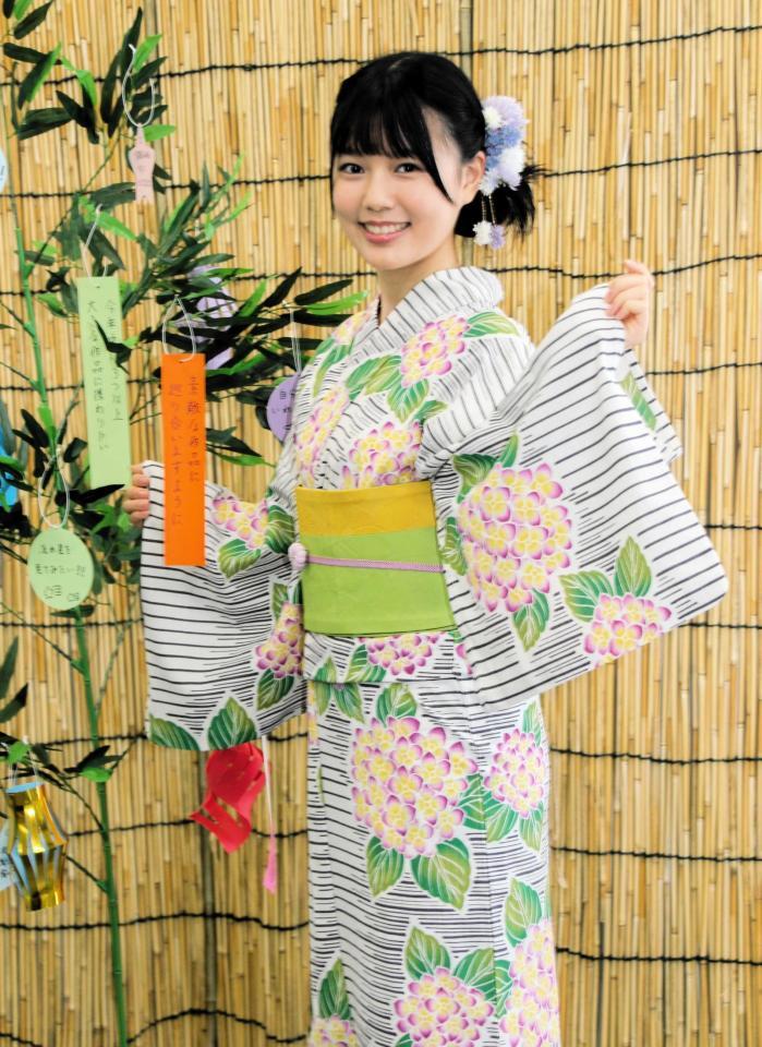 　あじさい柄の着物で七夕を彩った川口真奈