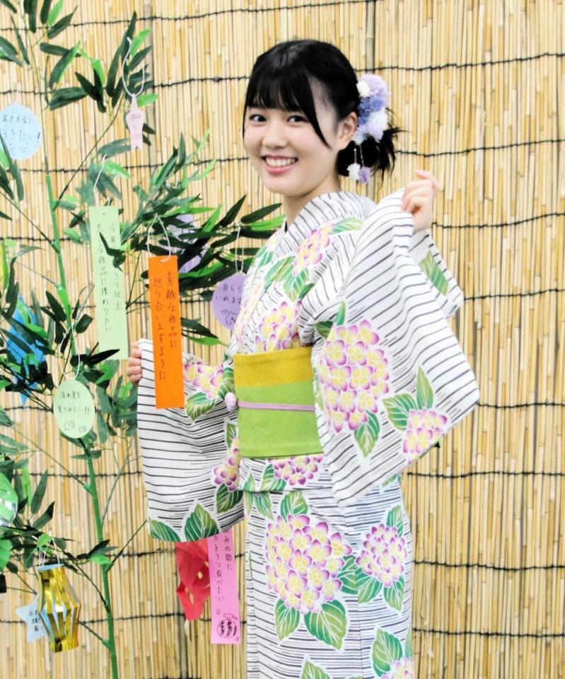 　あじさい柄の着物で七夕を彩った川口真奈