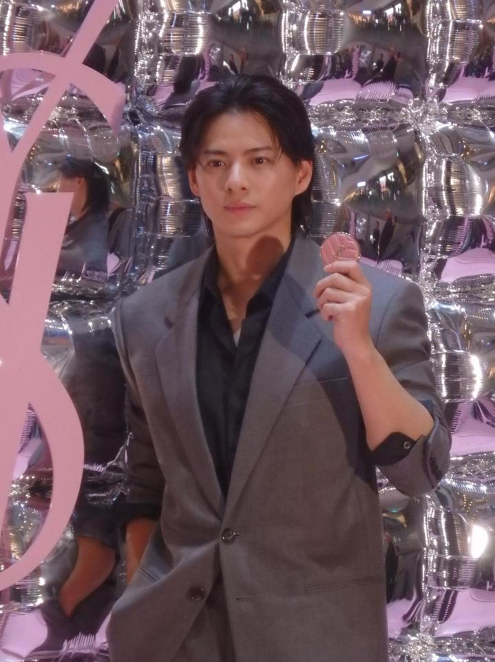 　写真撮影に応じる平野紫耀