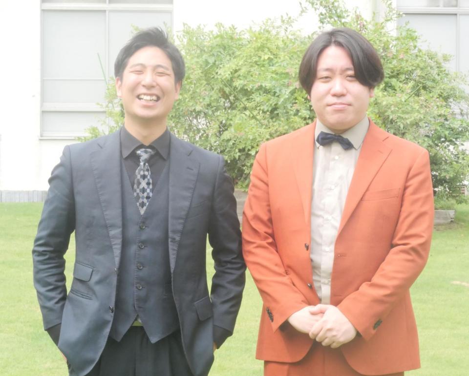 　申し訳なさそうな表情を浮かべて撮影に応じた金魚番長の古市勇介（右）と満面の笑みの箕輪智征