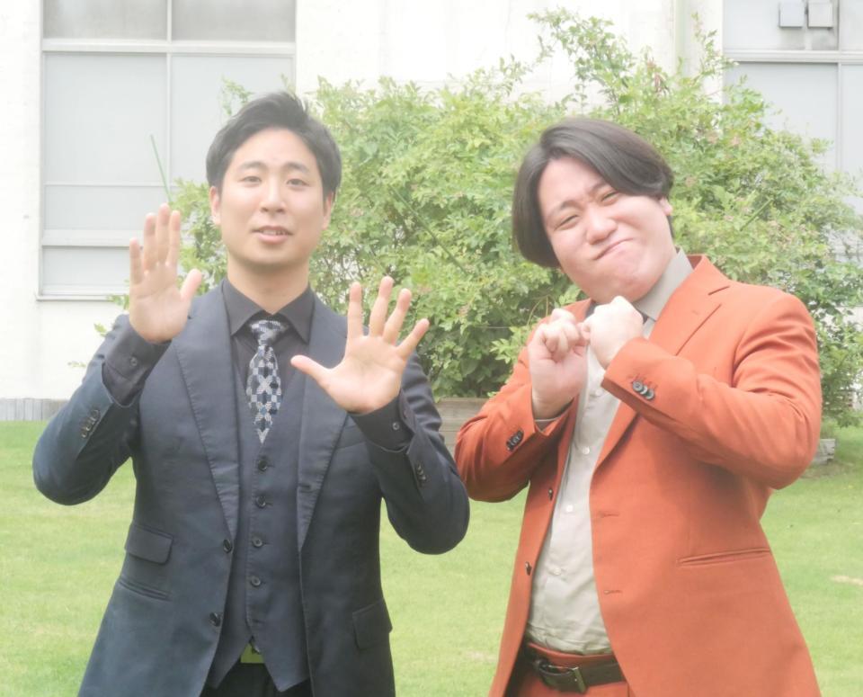 　撮影に応じた金魚番長の古市勇介（右）と箕輪智征