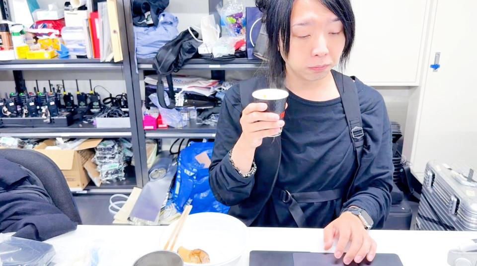 　朝食を摂る落合陽一氏