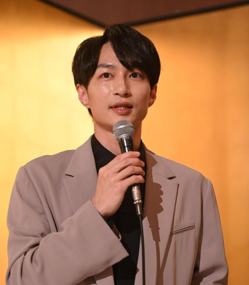 　壇上であいさつする木戸邑弥（撮影・西田忠信）