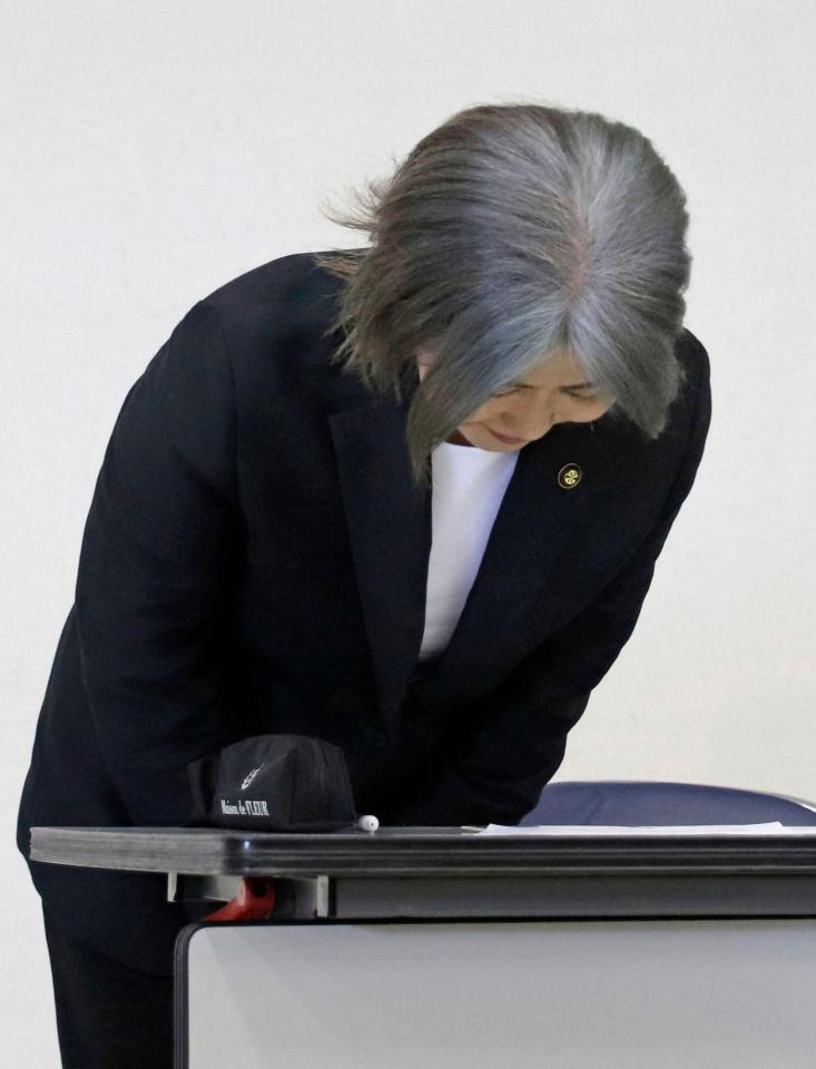 　記者会見で頭を下げる静岡県伊東市の田久保真紀市長（共同）