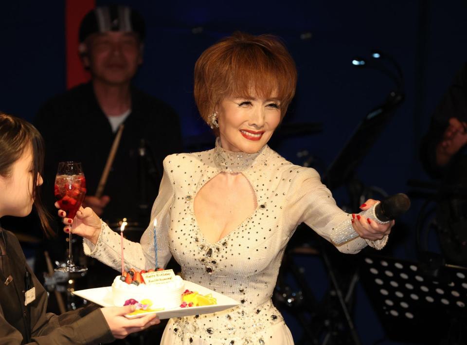 　バースデーケーキを喜ぶ小柳ルミ子