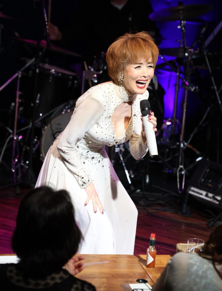 　デビュー５５周年記念バースデーライブで熱唱する小柳ルミ子