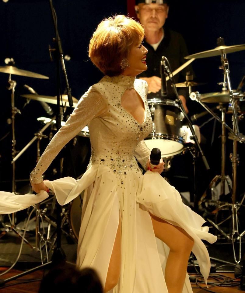 　デビュー５５周年記念バースデーライブで熱唱する小柳ルミ子