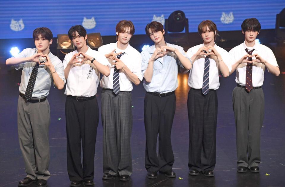 　ＴＷＳの（左から）ＪＩＨＯＯＮ、ＤＯＨＯＯＮ、ＹＯＵＮＧＪＡＥ、ＳＨＩＮＹＵ、ＫＹＵＮＧＭＩＮ、ＨＡＮＪＩＮ（撮影・園田高夫）