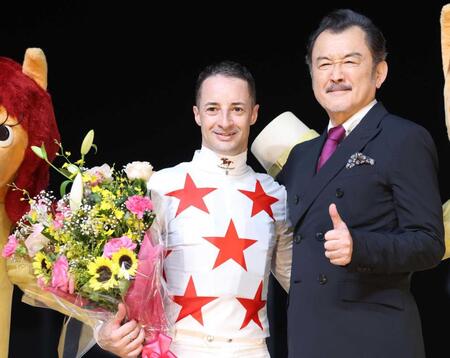 　ルメール騎手（左）と並ぶ吉田鋼太郎