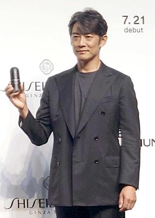 　写真に応じる反町隆史