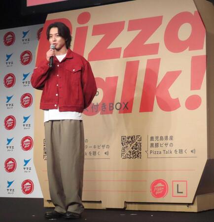 　「ピザの気持ちになった」と照れながらあいさつする山﨑賢人