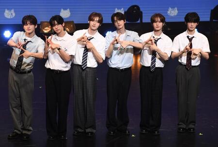 　ＴＷＳの（左から）ＪＩＨＯＯＮ、ＤＯＨＯＯＮ、ＹＯＮＧＪＡＥ、ＳＨＩＮＹＵ、ＫＹＵＮＧＭＩＮ、ＨＡＮＪＩＮら（撮影・園田高夫）