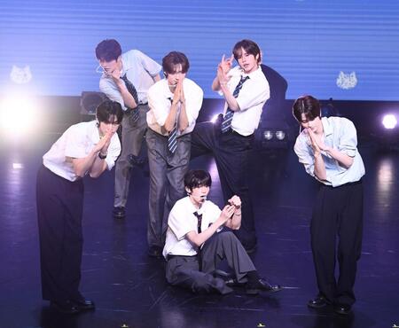 　熱いパフォーマンスを見せるＴＷＳのメンバー（撮影・園田高夫）