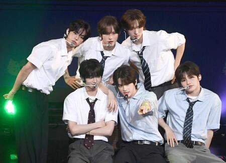 　息の合ったパフォーマンスを見せるＴＷＳ（撮影・園田高夫）