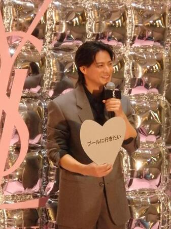 　写真撮影に応じる平野紫耀