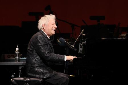 　熱唱するアラン・メンケン