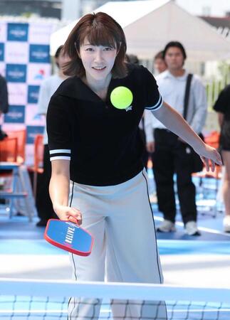 　ピックルボールに挑戦する狩野舞子さん（撮影・金田祐二）