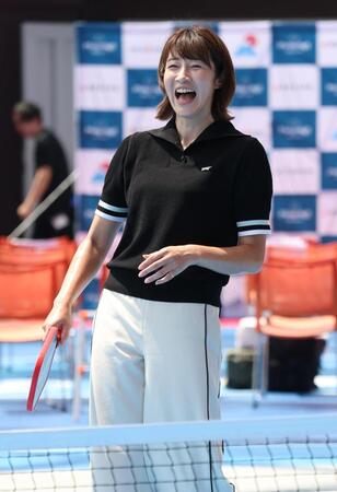 　ピックルボールを楽しむ狩野舞子さん（撮影・金田祐二）