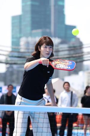 　ピックルボールに挑戦する狩野舞子さん（撮影・金田祐二）