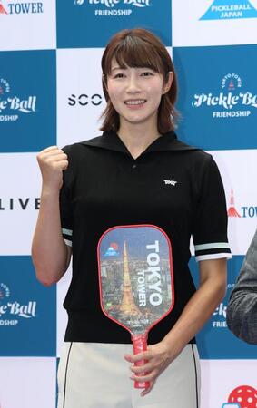 　ピックルボールに挑戦した狩野舞子さん（撮影・金田祐二）