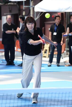 　ピックルボールに挑戦する狩野舞子さん（撮影・金田祐二）