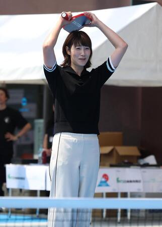 　うまくいかず苦笑いの狩野舞子さん（撮影・金田祐二）