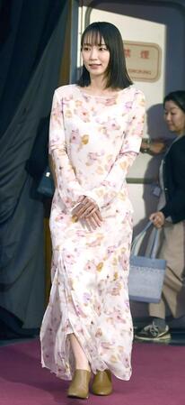 　ロングドレスを着て登壇する吉岡里帆（撮影・園田高夫）