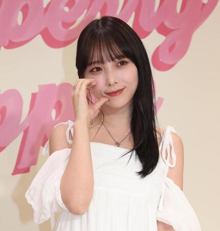 　ポーズを決める与田祐希（撮影・佐々木彰尚）