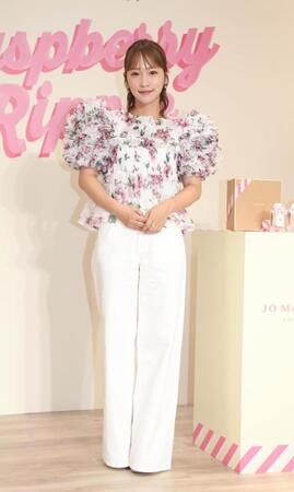 　ポーズを決める川栄李奈（撮影・佐々木彰尚）